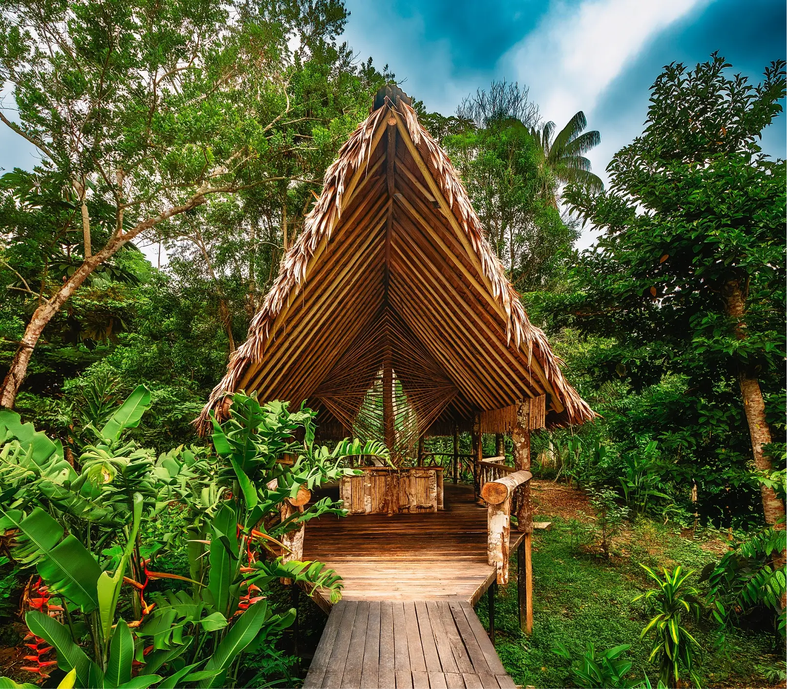 Hotel de lujo en el Amazonas Burú Nature Hotel en Leticia, Colombia, mostrando suites exclusivas en la selva y tours fluviales premium con Siempre Colombia. Amazon luxury hotel Burú Nature Hotel in Leticia, Colombia, featuring exclusive jungle suites and premium river tours with Siempre Colombia.