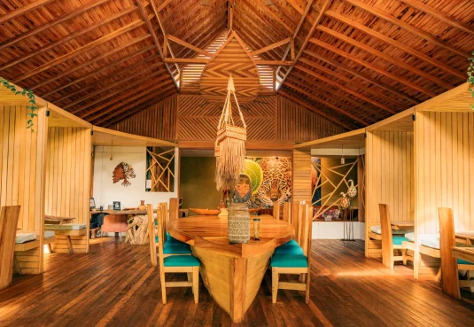 Hotel de lujo en el Amazonas Burú Nature Hotel en Leticia, Colombia, mostrando suites exclusivas en la selva y tours fluviales premium con Siempre Colombia. Amazon luxury hotel Burú Nature Hotel in Leticia, Colombia, featuring exclusive jungle suites and premium river tours with Siempre Colombia.